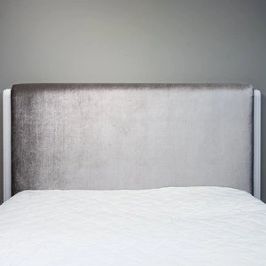 Кровать с решеткой отделка белый глянцевый лак, ткань серебристо серый велюр