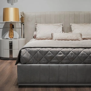 Кровать с решеткой Hamptons отделка ткань кат. С, матовый лак Genesis 15, цвет металла полированная сталь
