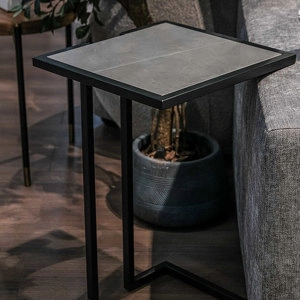 Приставной столик отделка закаленное стекло с керамикой, черный металл